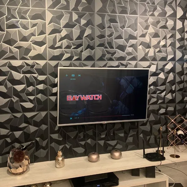Placa de parede 3D, atrás de aparelho televisor.