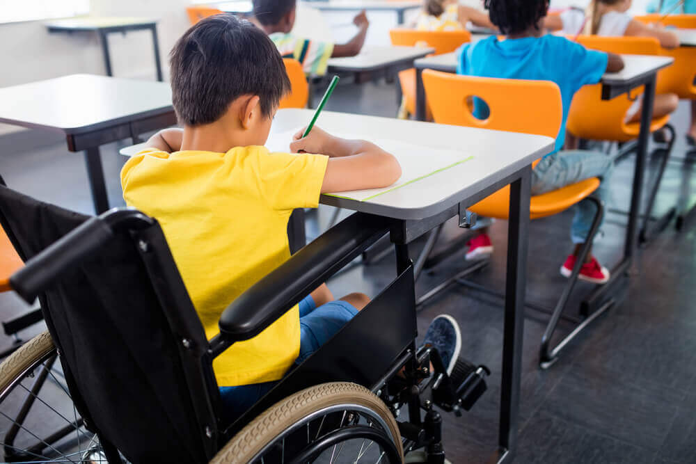 Acessibilidade na escola

Estudante com mobilidade reduzida em sala de aula. 