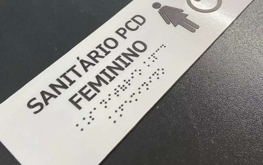Placa com braile indicando o banheiro feminino PCD