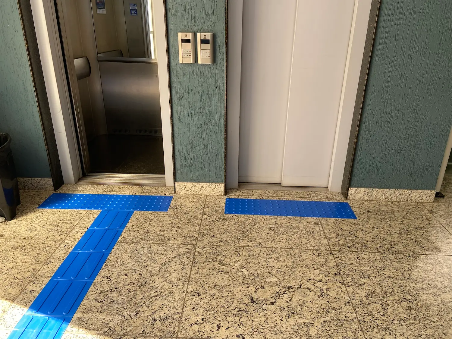 Uma entrada de elevador com piso tátil PVC da Lagge