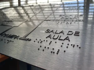 Uma placa de sinalização em braile