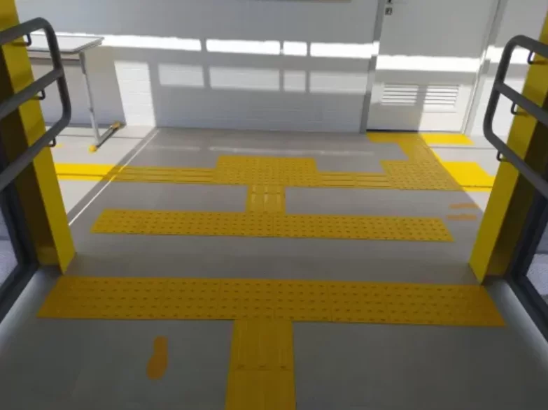 Uma rampa de acessibilidade.