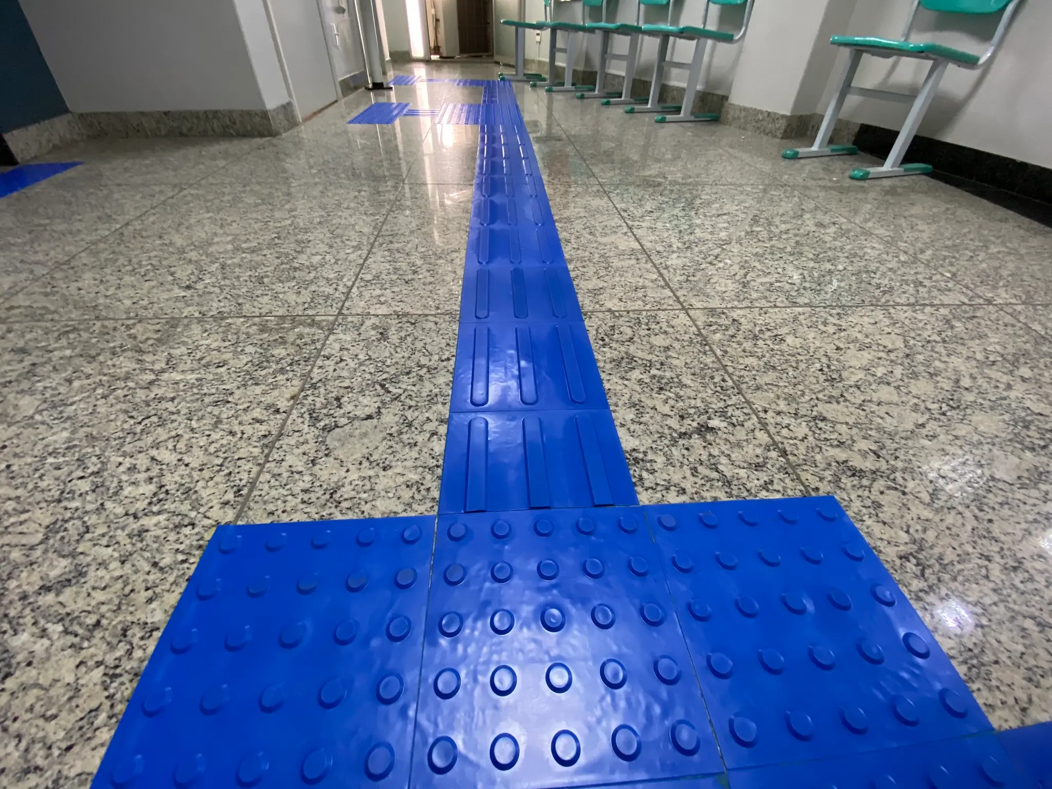 Uma instalação de sinalização tátil