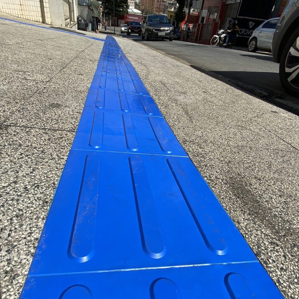 Piso tátil em calçadas