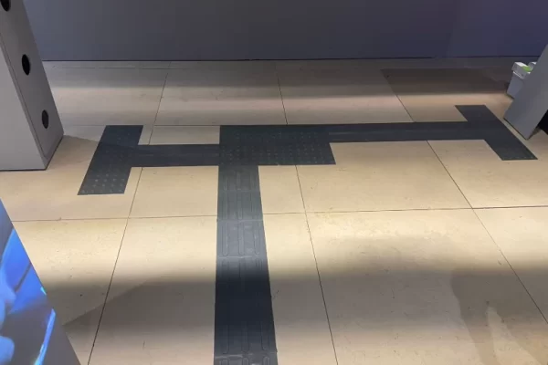 Um piso tátil que melhora a acessibilidade