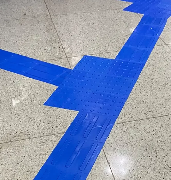 Piso tátil azul colocado no chão